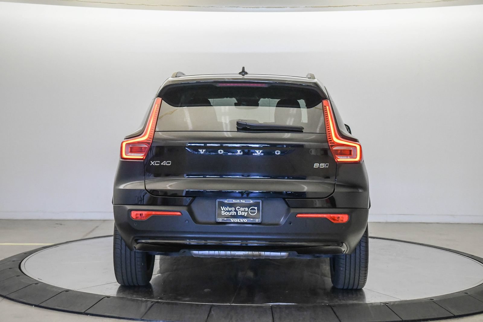 Certified 2026 Volvo XC40 B5 Plus AWD/4WD image 3
