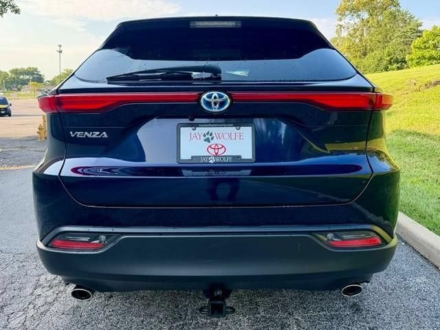 Used 2024 Toyota Venza LE AWD/4WD image 4