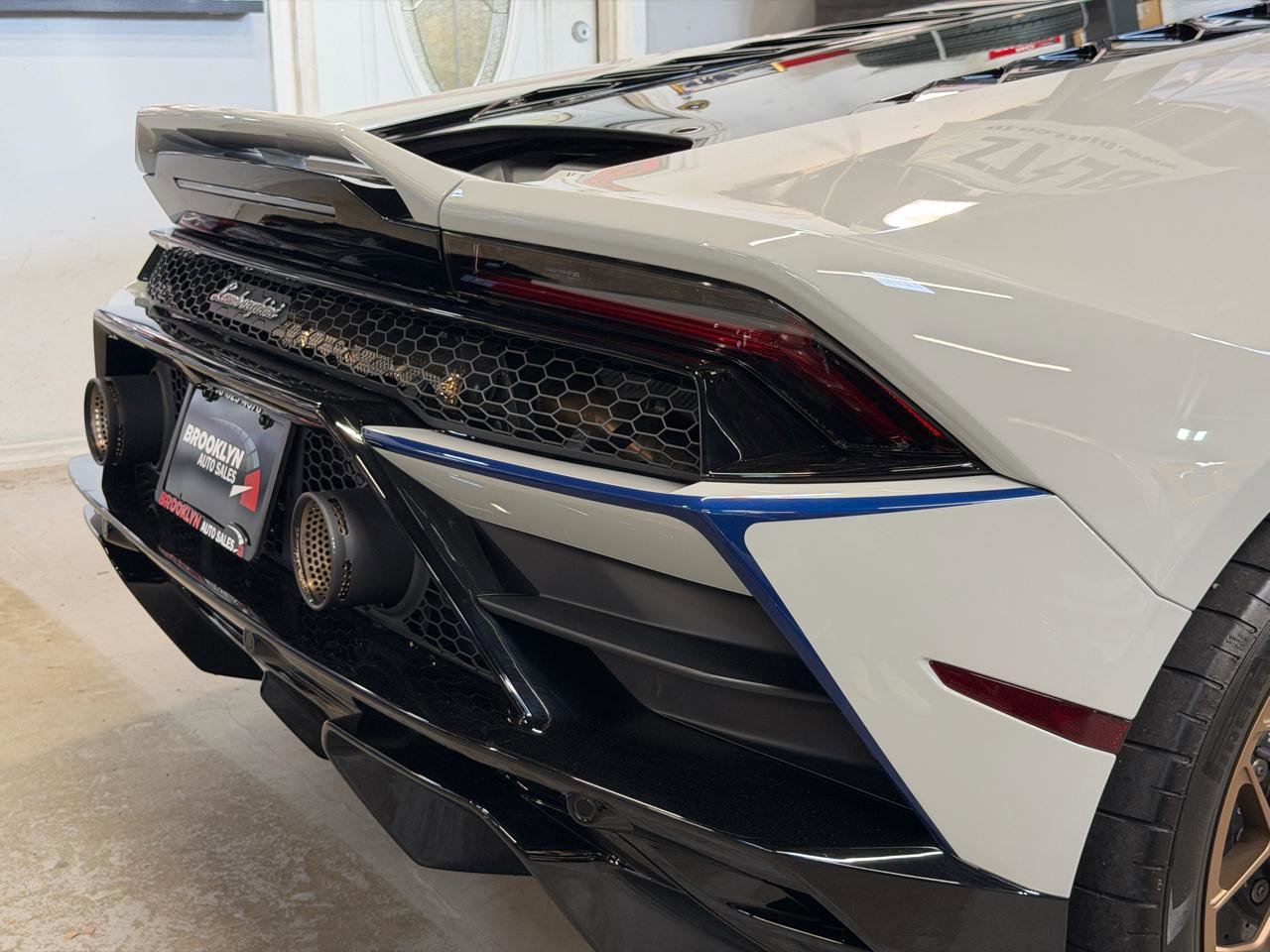 Used 2021 Lamborghini Huracan EVO image 14