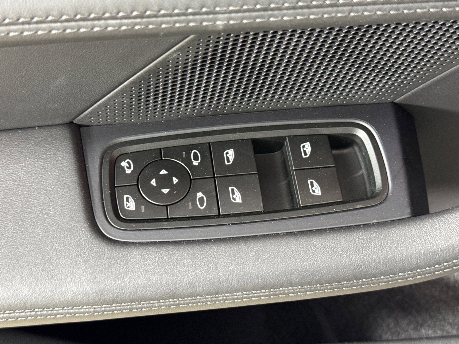 Used 2025 Porsche Taycan 4S image 13