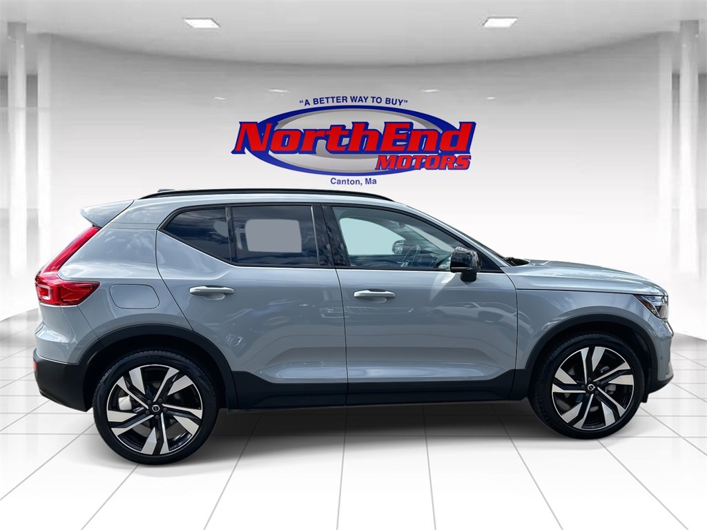 Used 2025 Volvo XC40 B5 Plus image 2