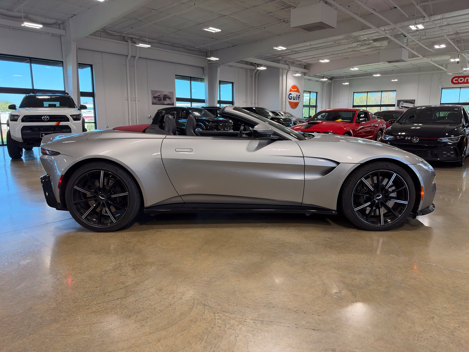 Used 2021 Aston Martin V8 Vantage Roadster RWD image 16