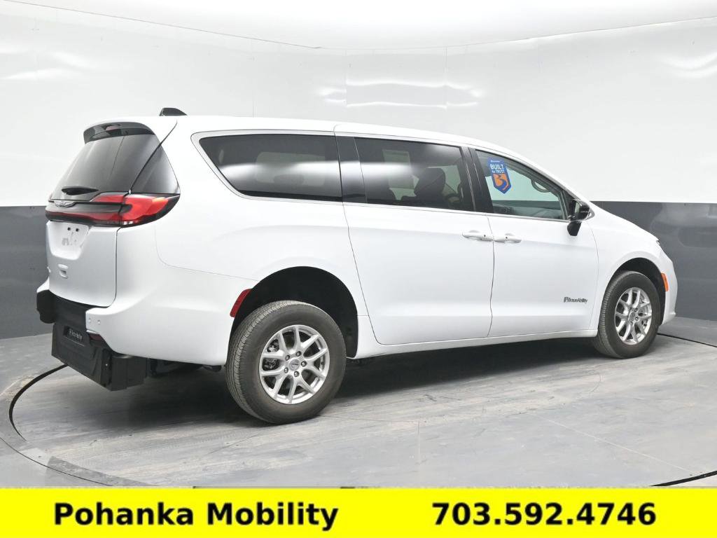 Used 2024 Chrysler Pacifica Touring-L image 24