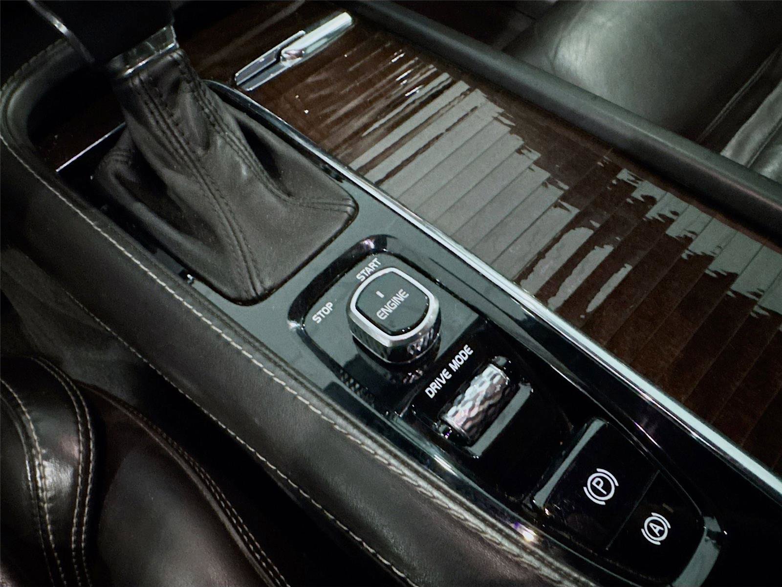 Used 2017 Volvo XC90 T6 Momentum w/ Vision Package image 12