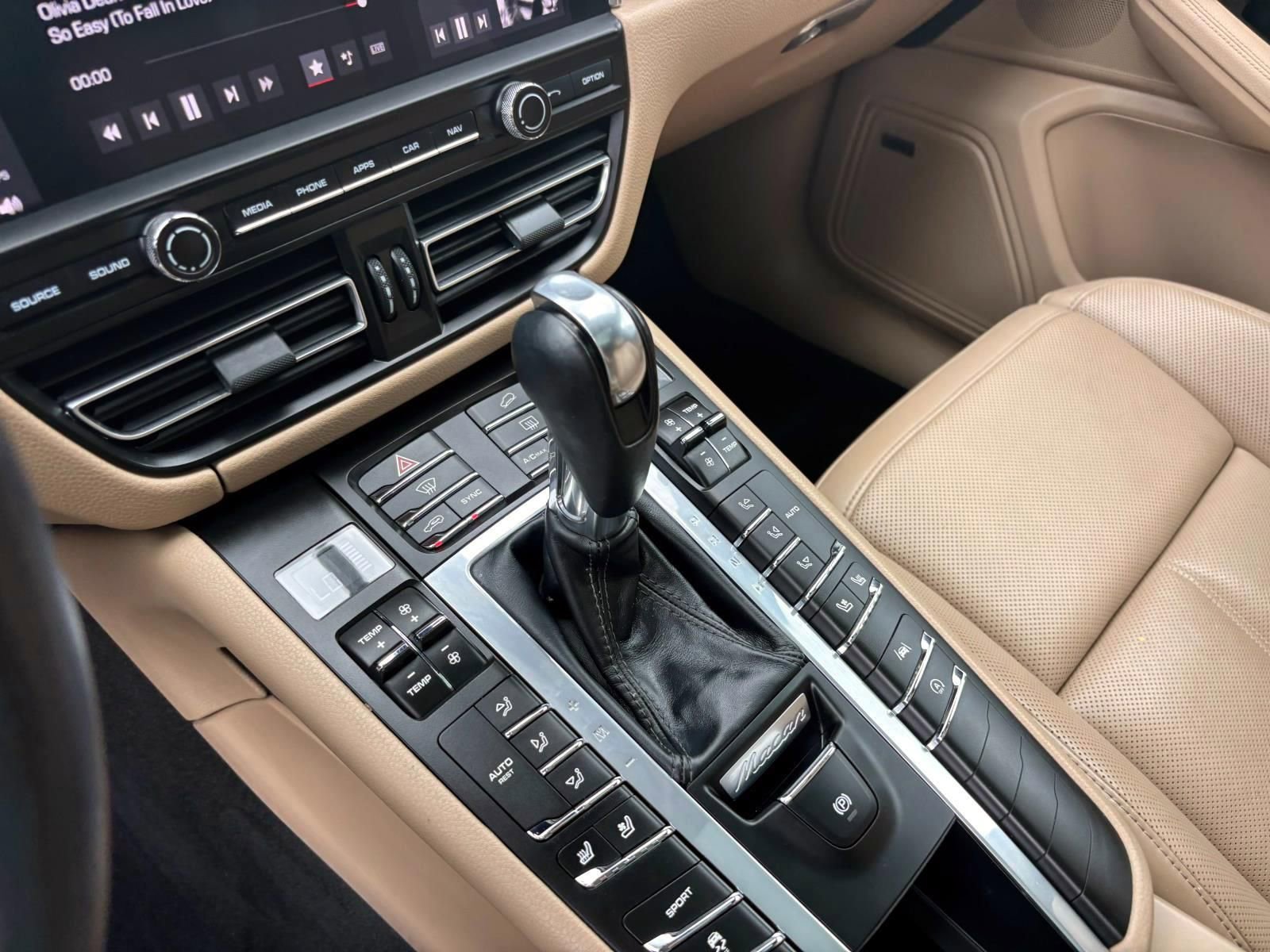 Used 2020 Porsche Macan AWD/4WD image 32