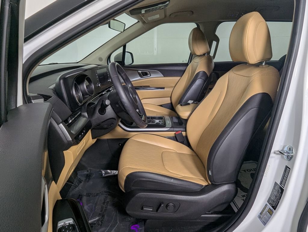 Used 2024 Kia Carnival LX image 12