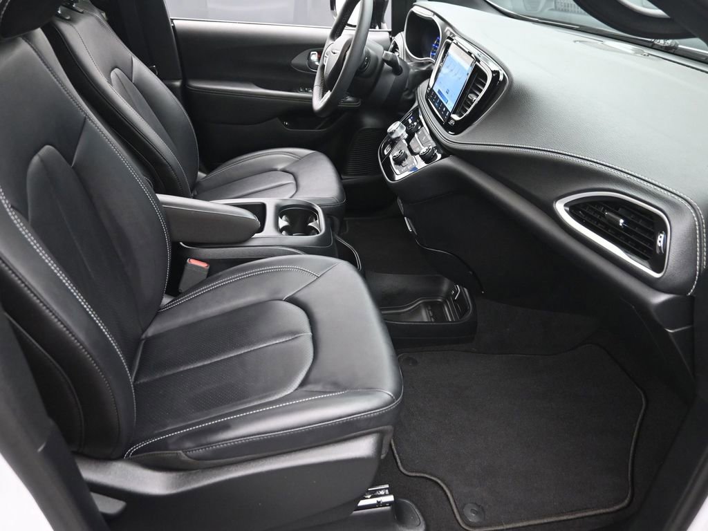 Used 2025 Chrysler Pacifica Select image 7