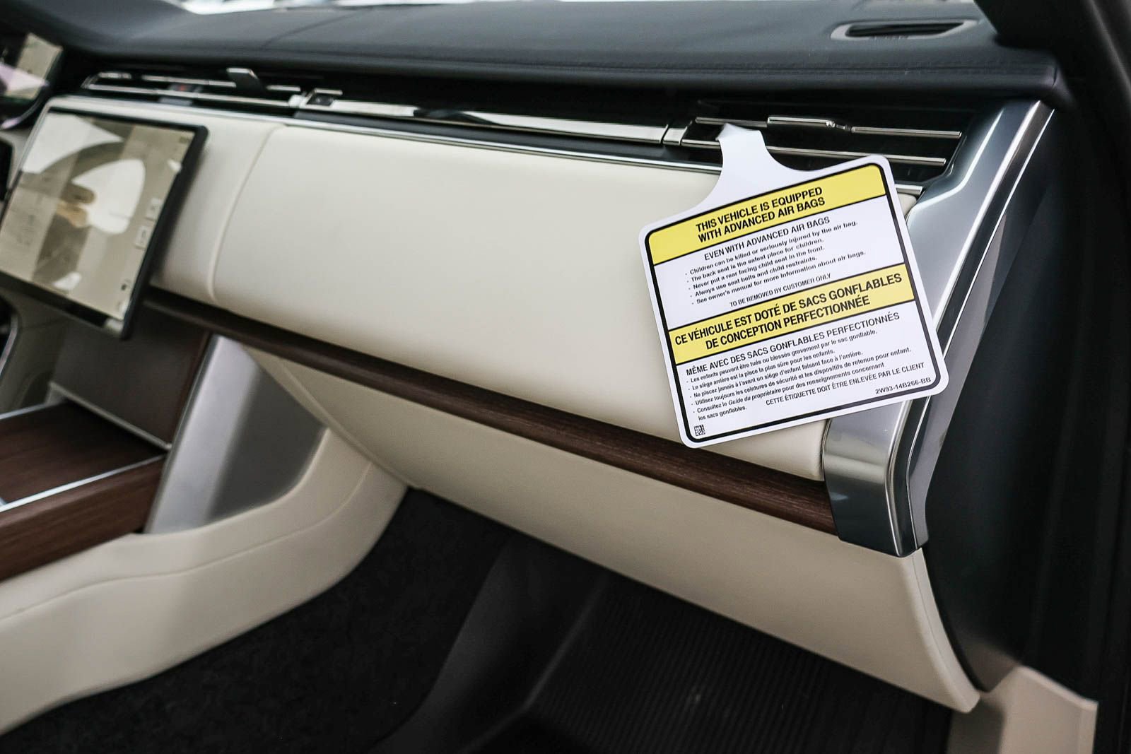 New 2025 Land Rover Range Rover SE image 18