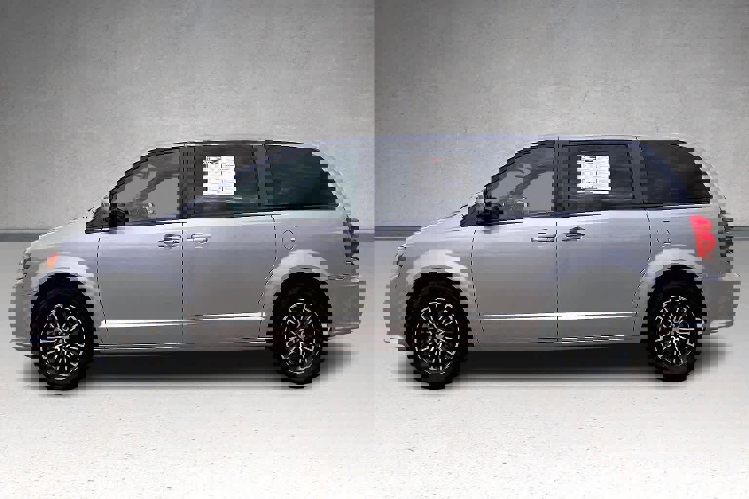 Used 2019 Dodge Grand Caravan GT image 3