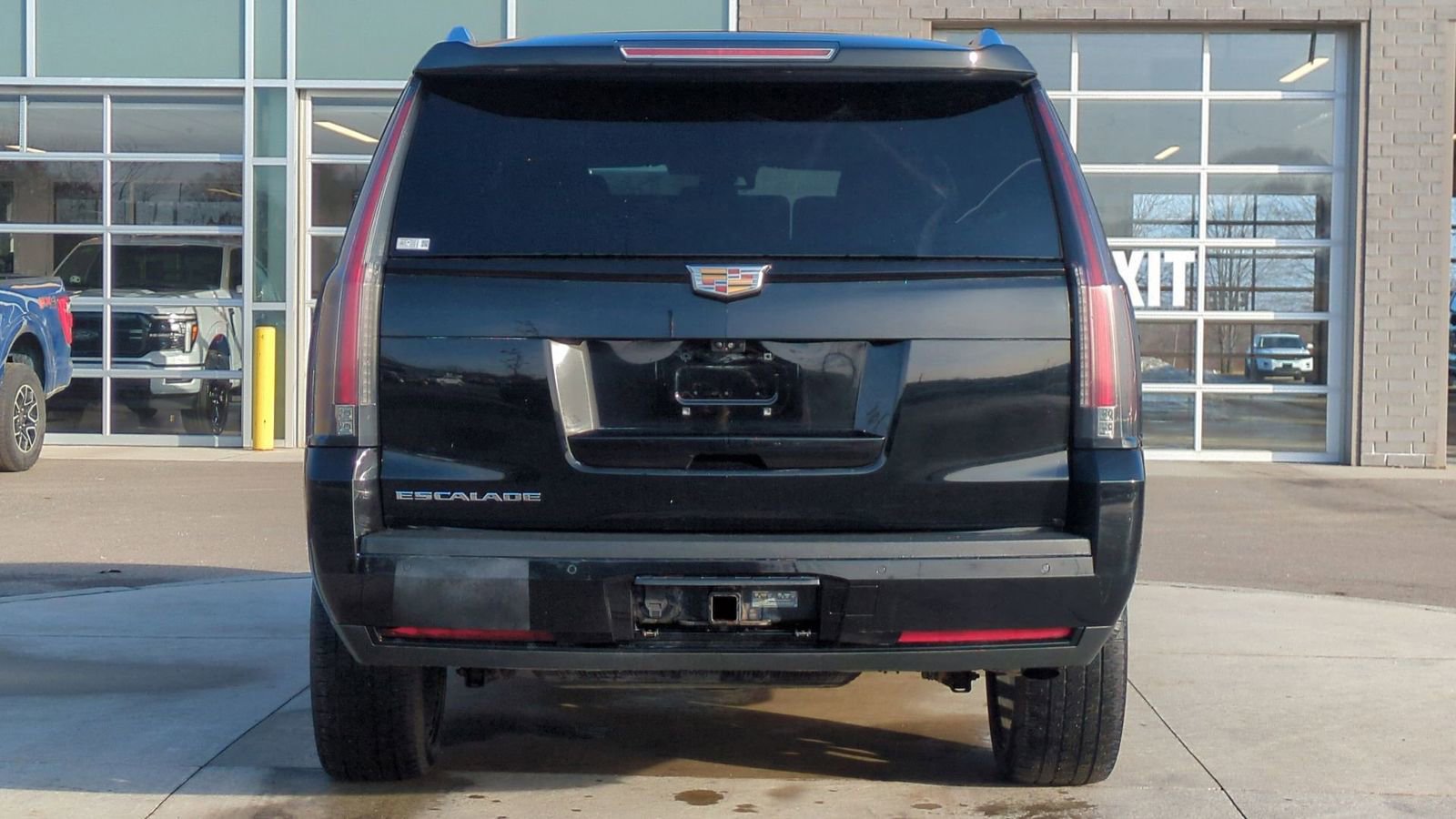 Used 2020 Cadillac Escalade Premium Luxury w/ Escalade Sport Edition image 4