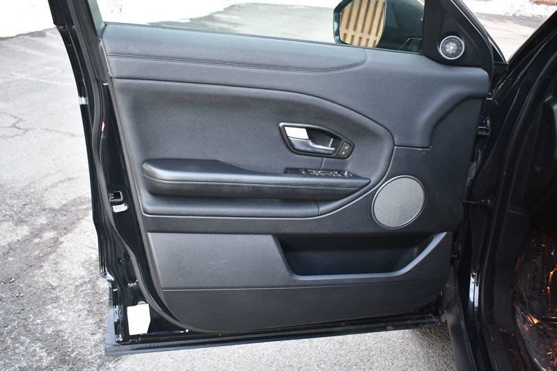 Used 2017 Land Rover Range Rover Evoque SE image 15