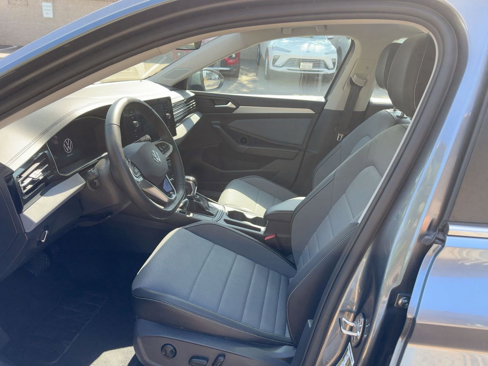 Used 2025 Volkswagen Jetta SE image 27