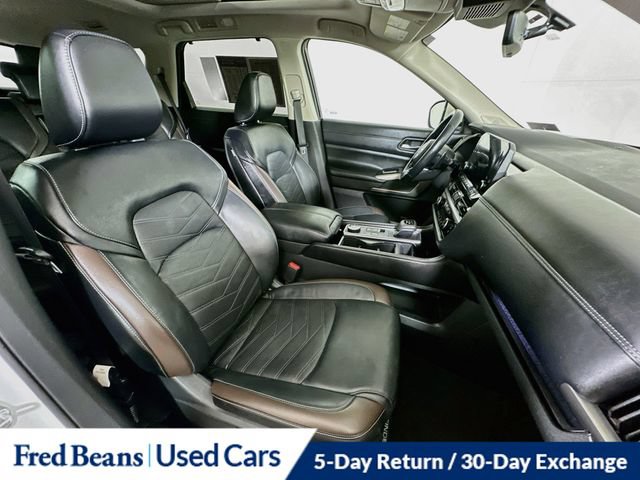 Certified 2024 Nissan Pathfinder Platinum w/ Black Appearance Package AWD/4WD image 37