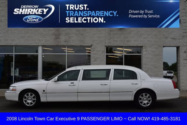 Used 2008 Lincoln Town Car Executive RWD image 2