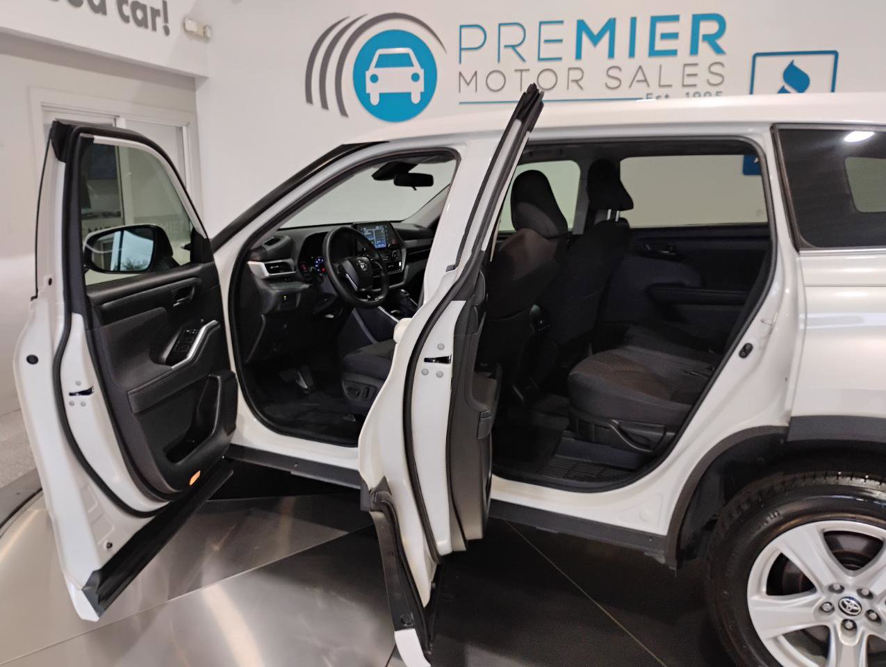 Used 2021 Toyota Highlander L image 5