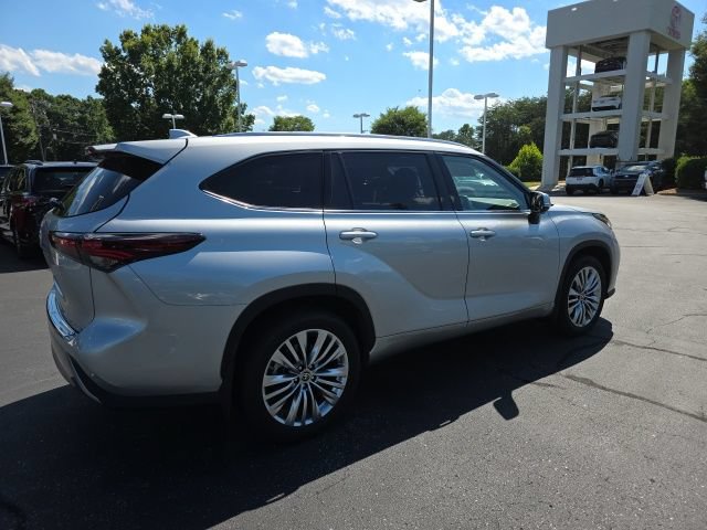 Used 2024 Toyota Highlander Platinum FWD image 8