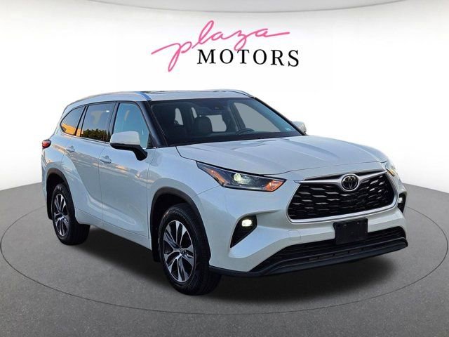 Used 2021 Toyota Highlander XLE AWD/4WD image 3
