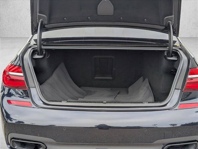 Used 2019 BMW 750i w/ M Sport Package RWD image 7