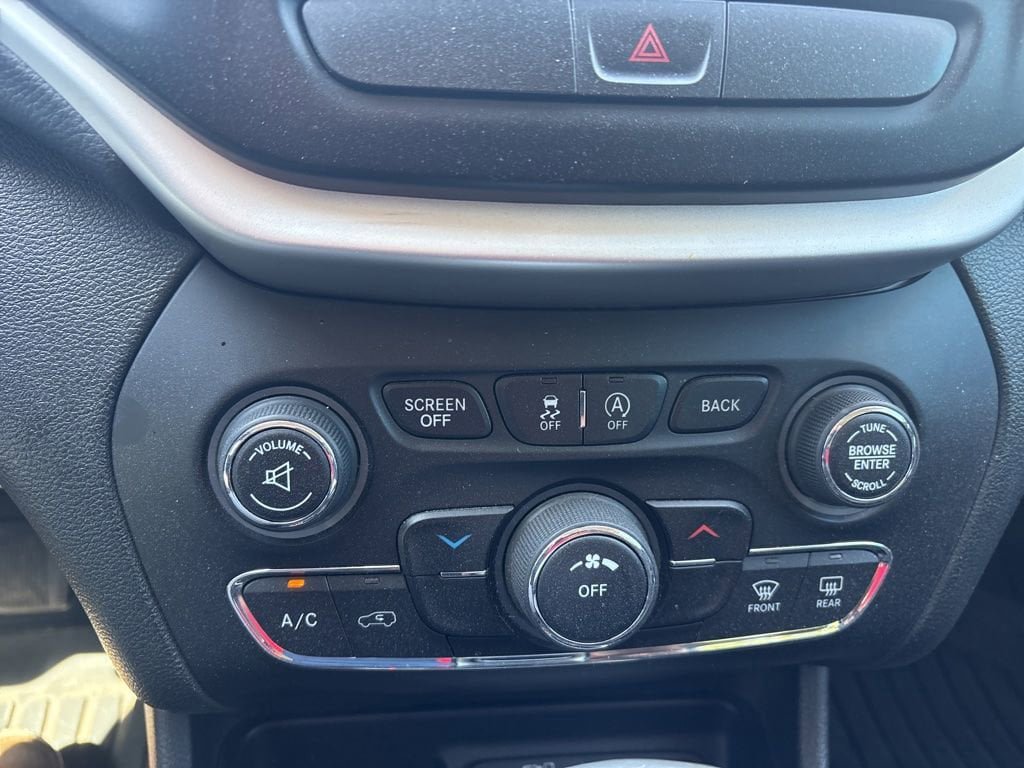 Used 2018 Jeep Cherokee Latitude Plus w/ Trailer Tow Group FWD image 12