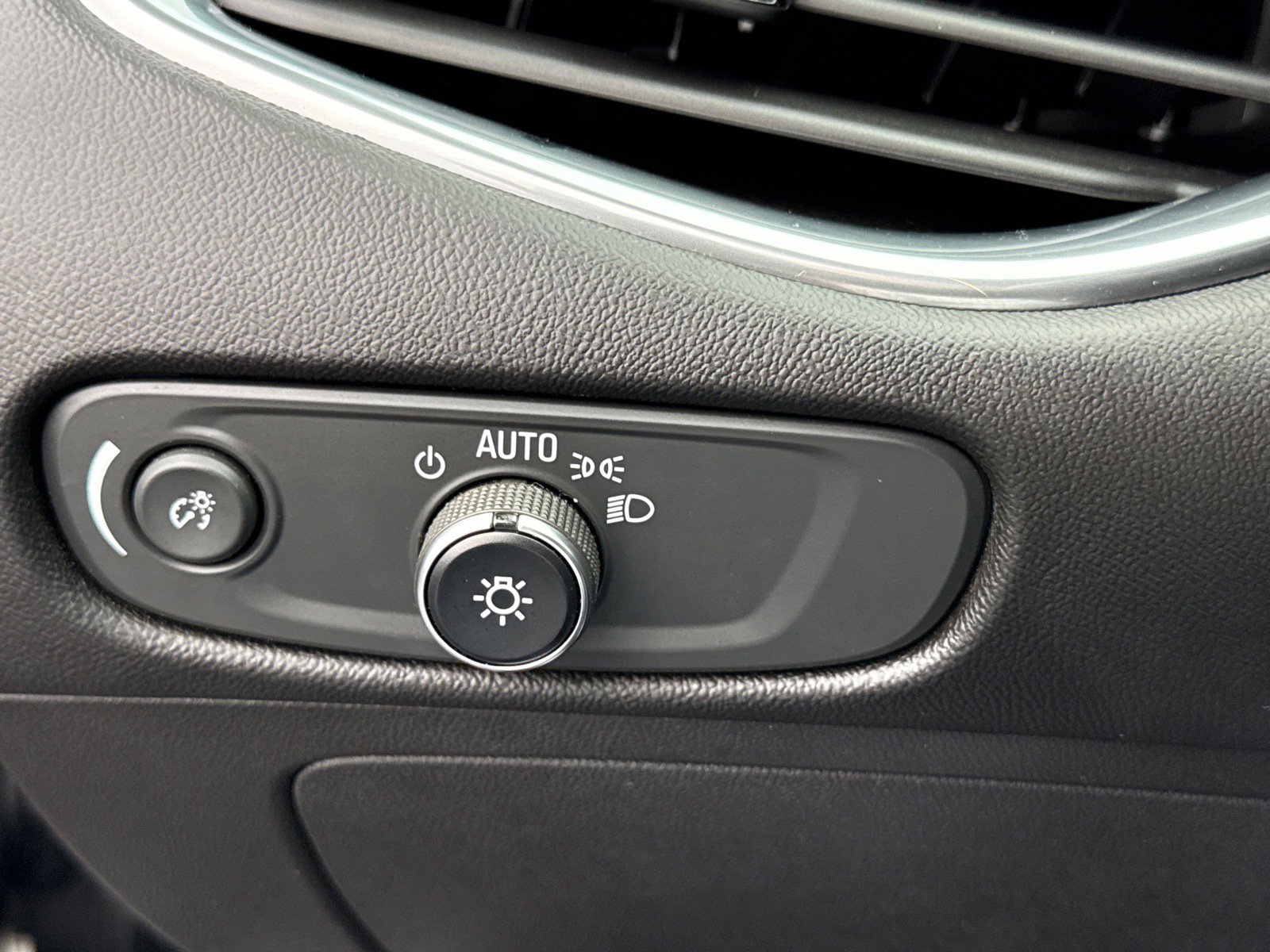 Used 2020 Chevrolet Malibu LT FWD image 22