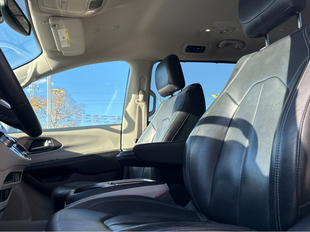 Used 2024 Chrysler Pacifica Touring-L image 11