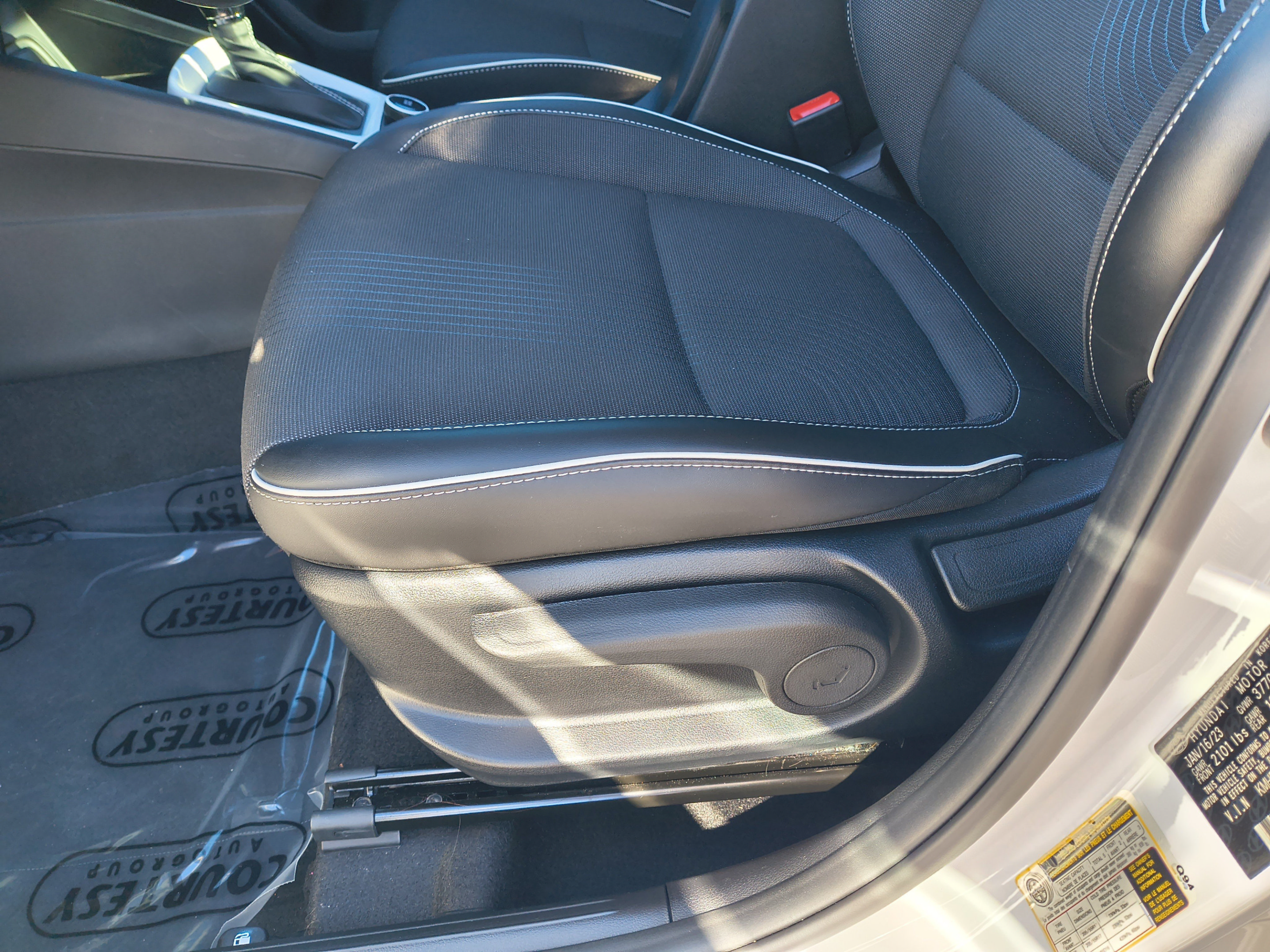 Certified 2023 Hyundai Venue Limited FWD image 17