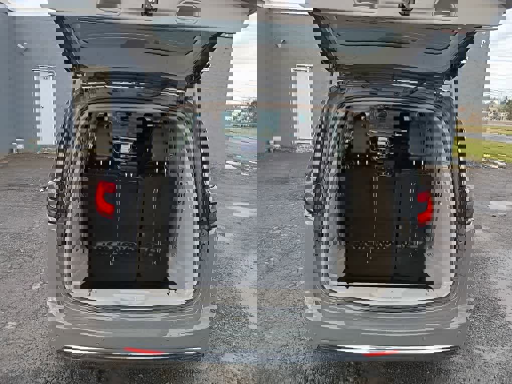 Used 2023 Chrysler Pacifica Touring-L image 7