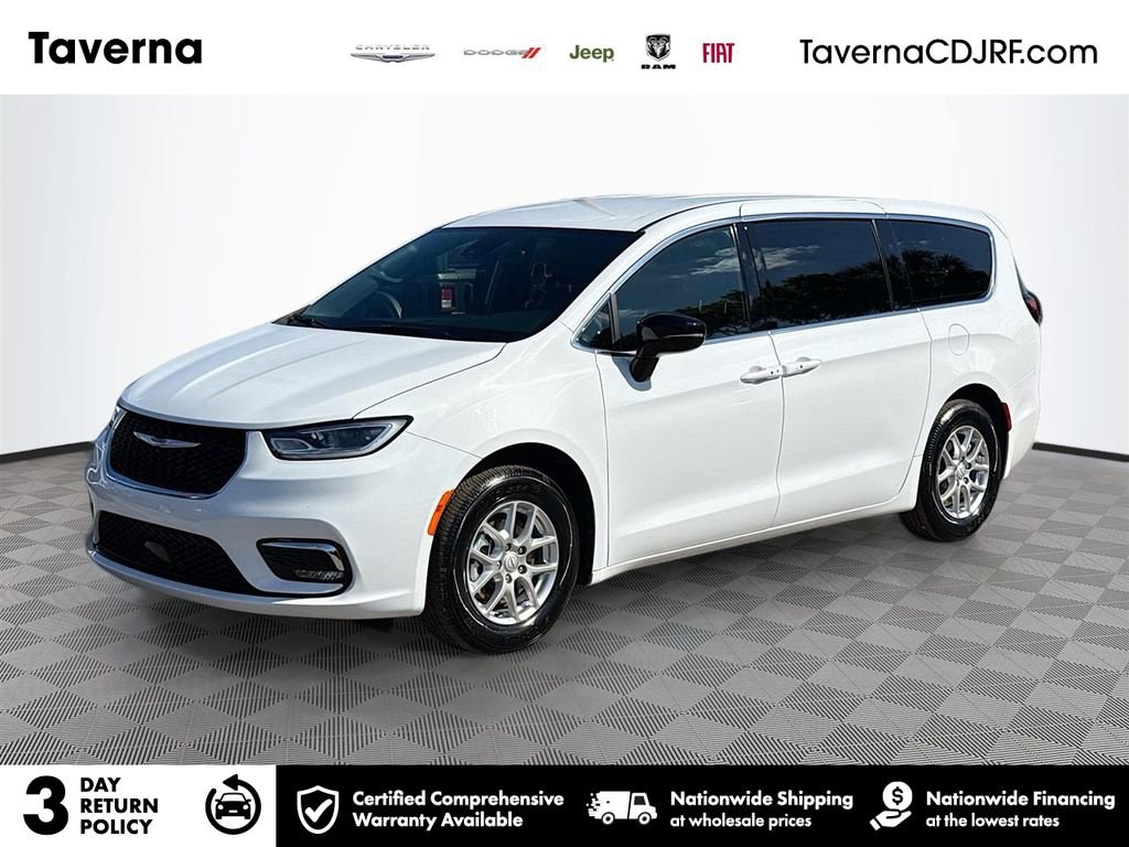 Used 2026 Chrysler Pacifica Select image 1