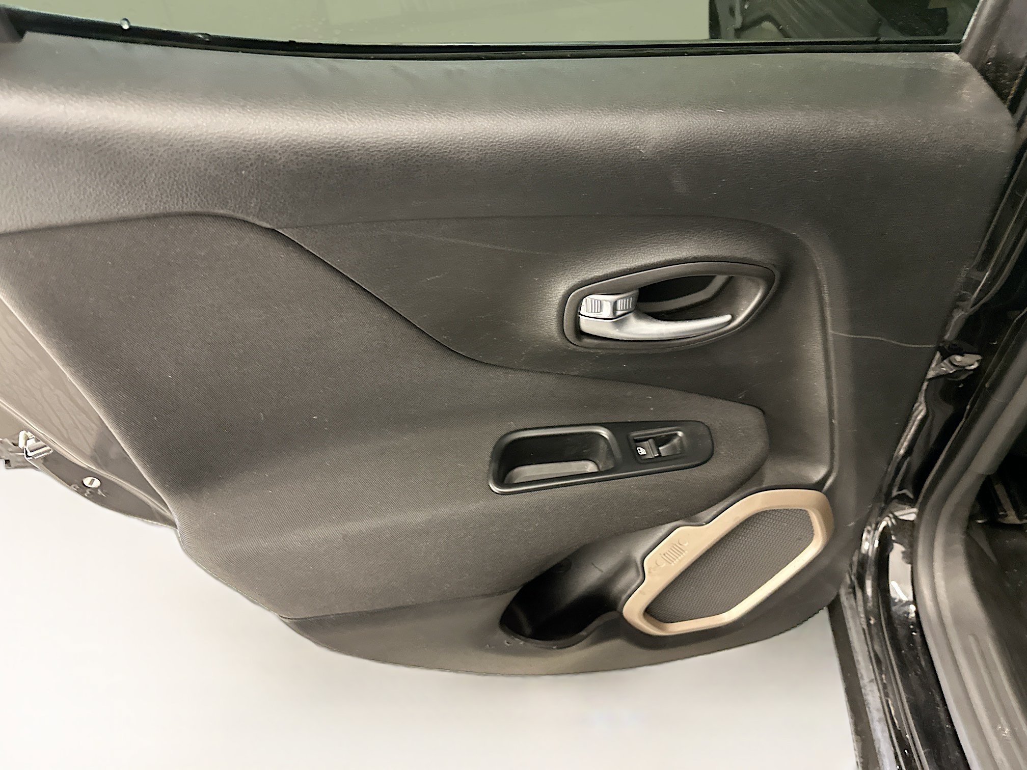 Used 2015 Jeep Renegade Latitude FWD image 27