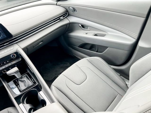 New 2025 Hyundai Elantra SEL image 13