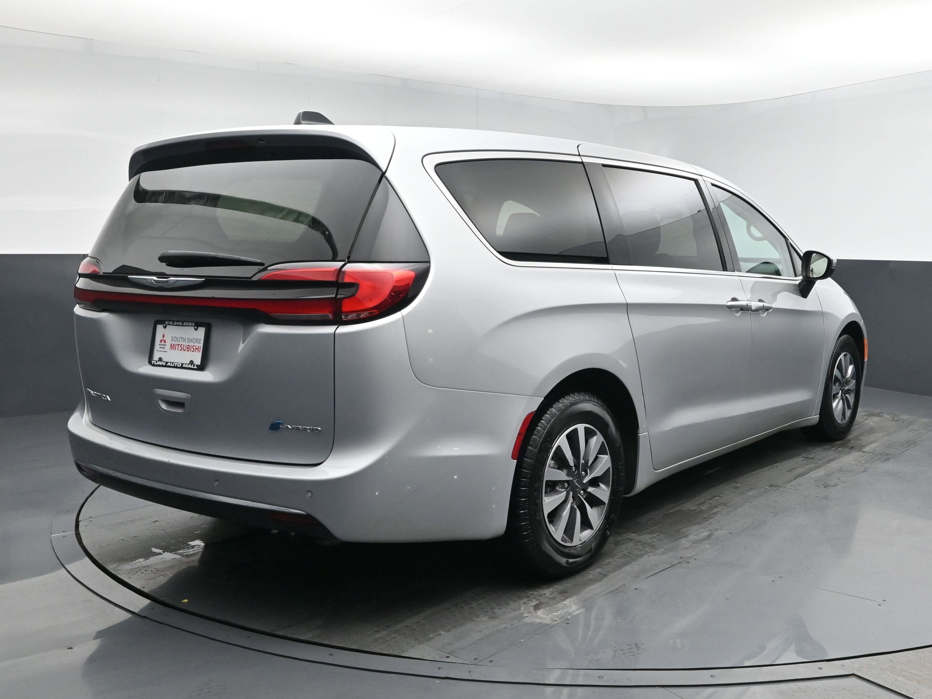 Used 2023 Chrysler Pacifica Touring-L image 23