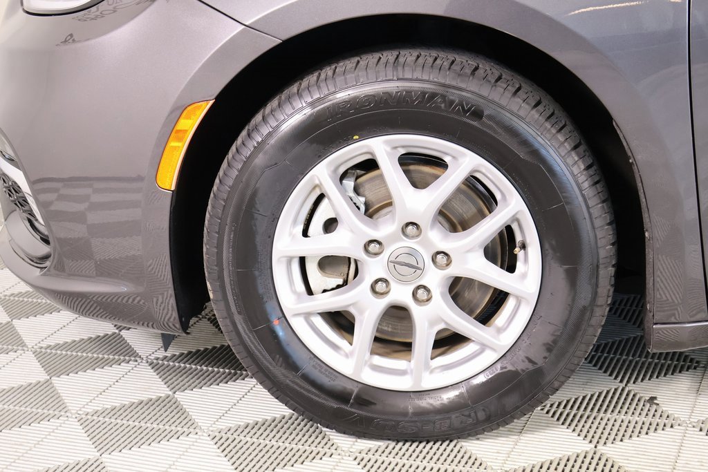 Used 2023 Chrysler Pacifica Touring-L image 17