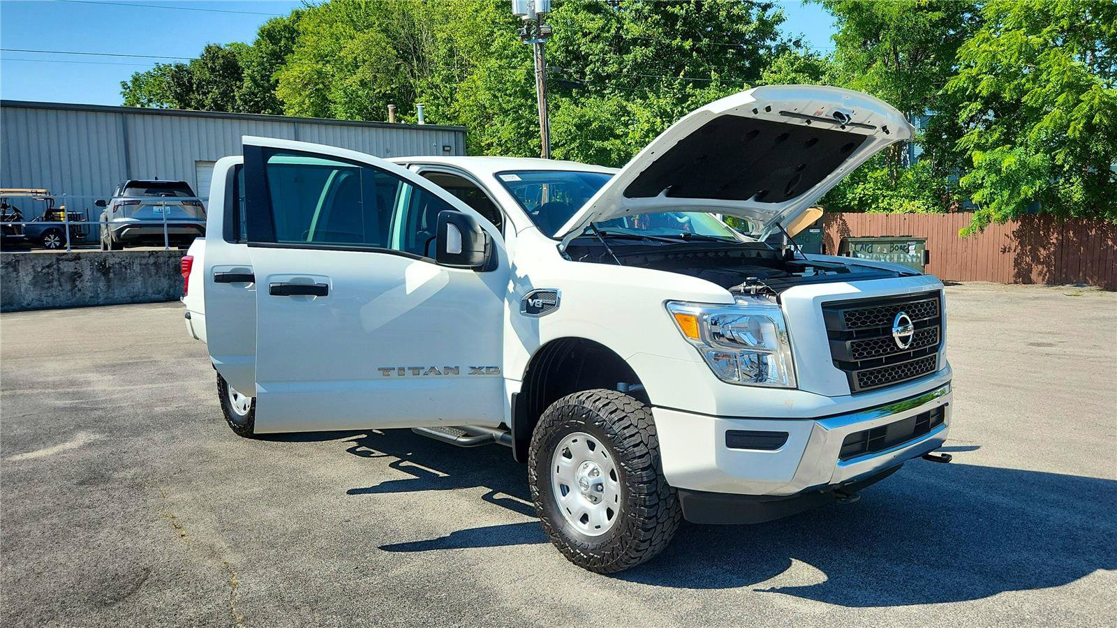 Used 2022 Nissan Titan SV AWD/4WD image 5