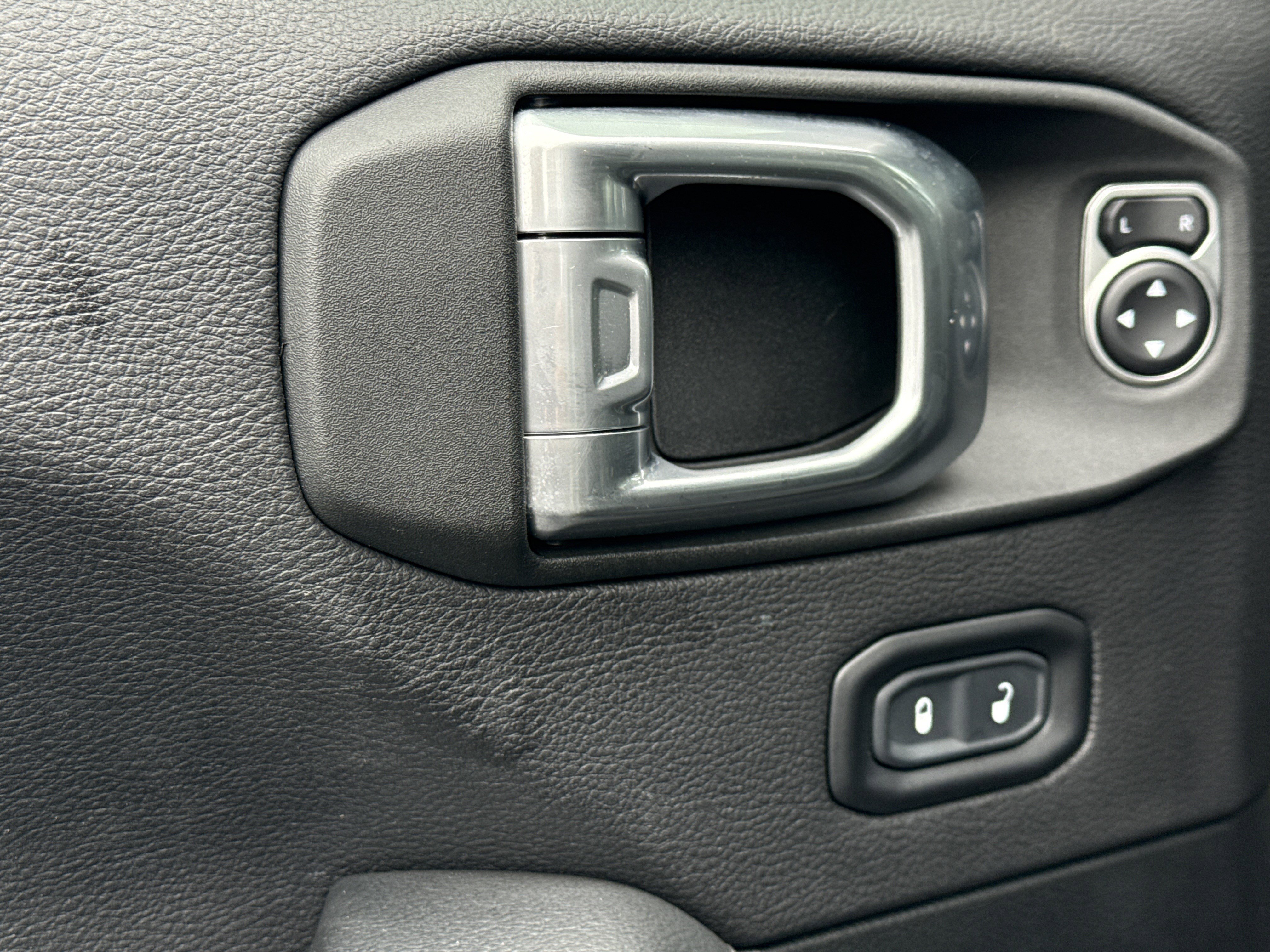 Used 2020 Jeep Wrangler Unlimited Sahara image 15