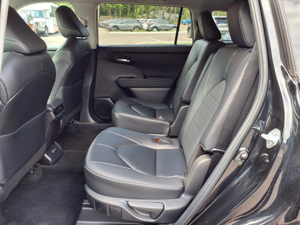 Used 2024 Toyota Highlander XLE image 12