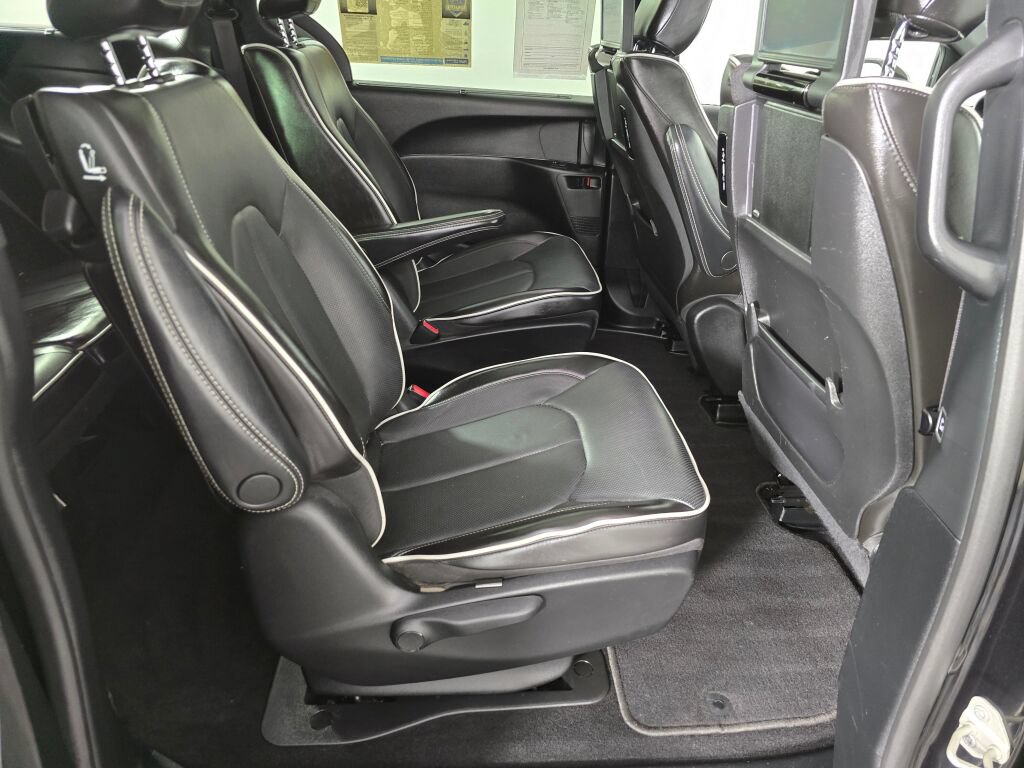 Used 2023 Chrysler Pacifica Limited w/ Uconnect Theater Family Group FWD image 37