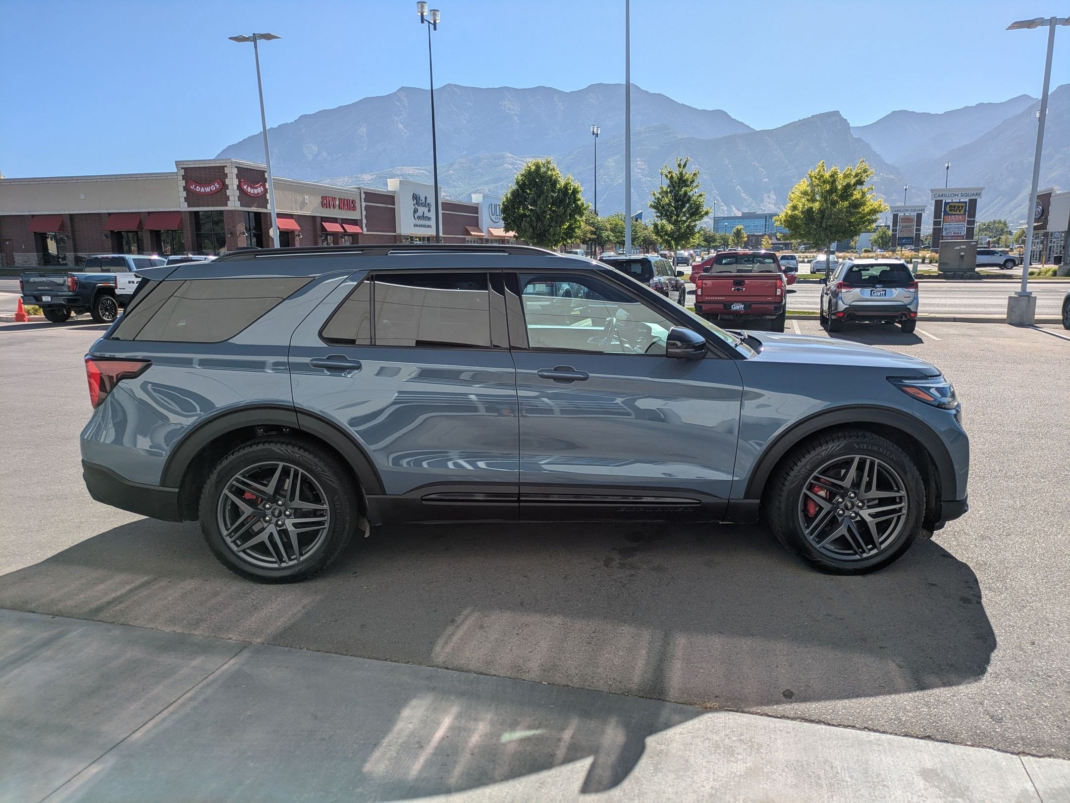 Used 2025 Ford Explorer ST AWD/4WD image 2