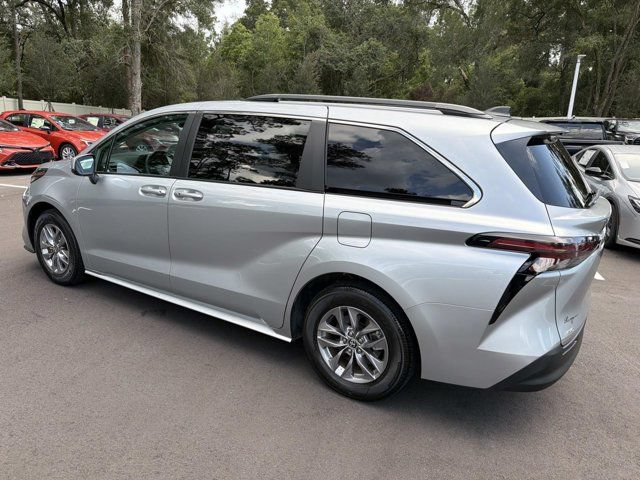 Used 2024 Toyota Sienna LE w/ LE Plus Package AWD/4WD image 4