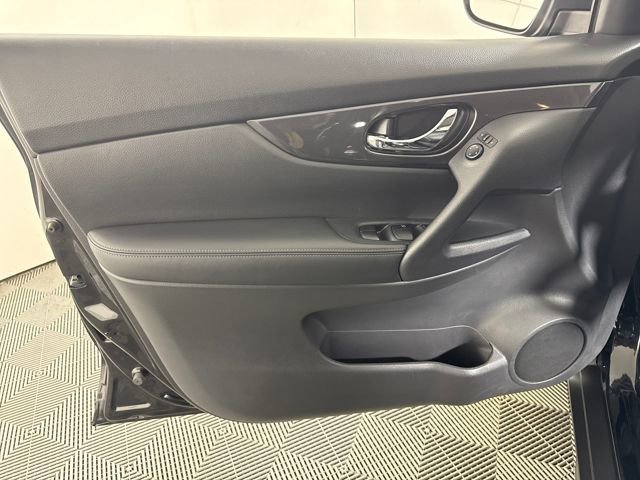 Used 2019 Nissan Rogue SV image 26