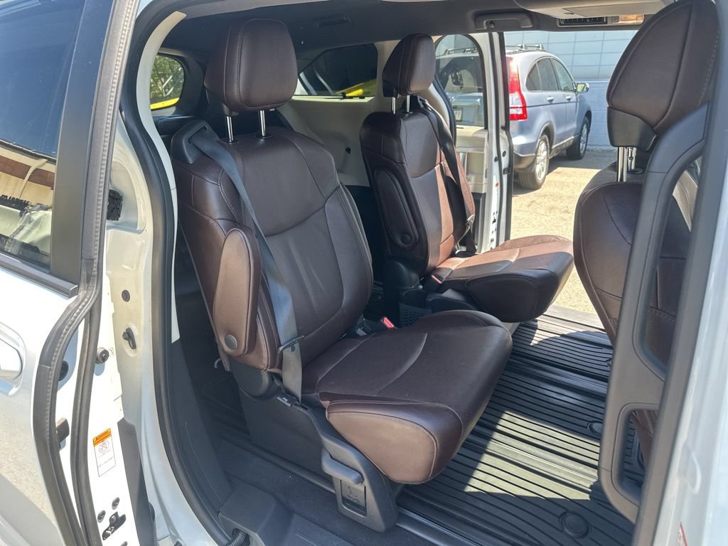 Used 2023 Toyota Sienna Platinum AWD/4WD image 80