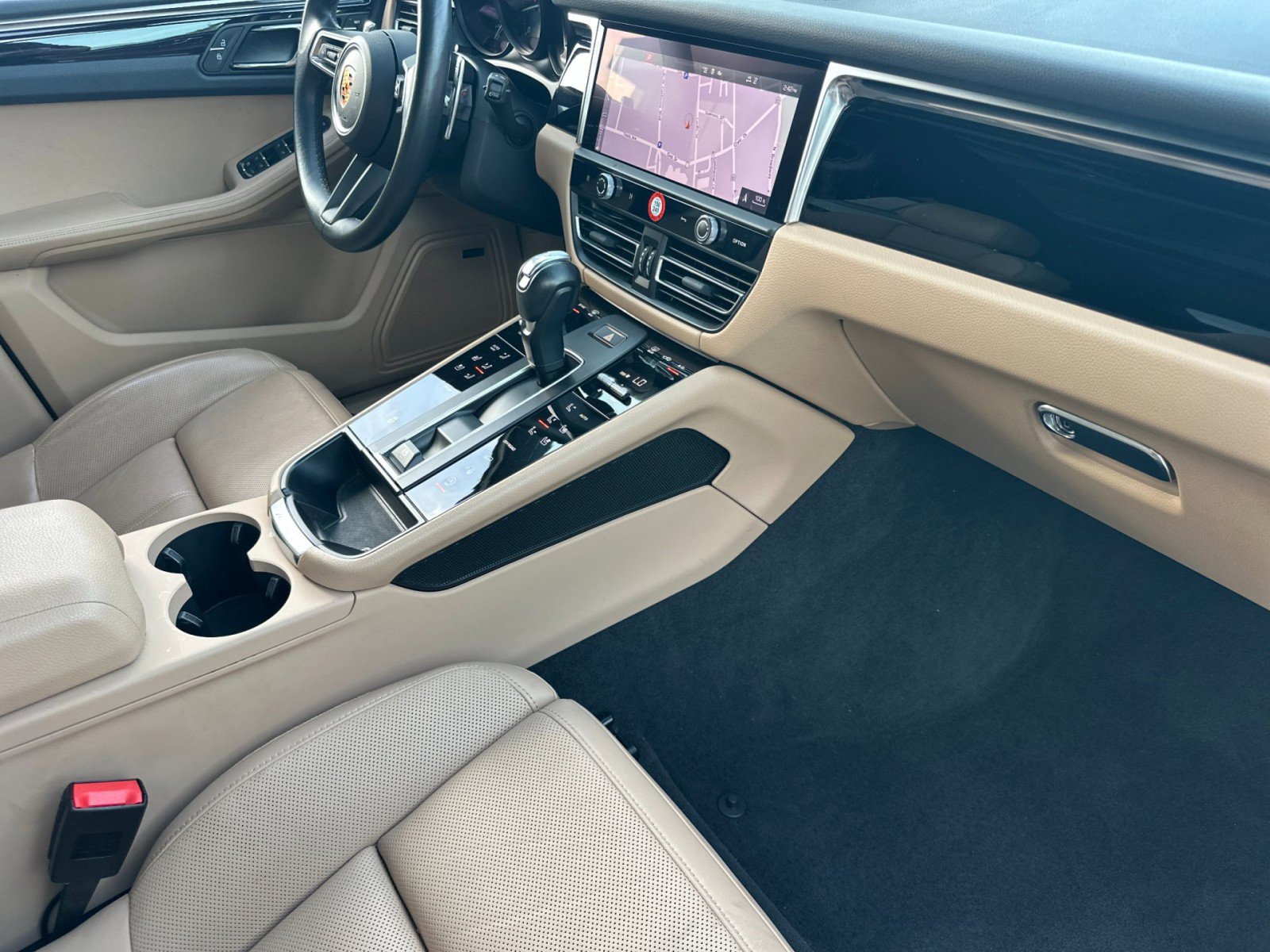 Used 2024 Porsche Macan w/ Premium Plus Package image 16