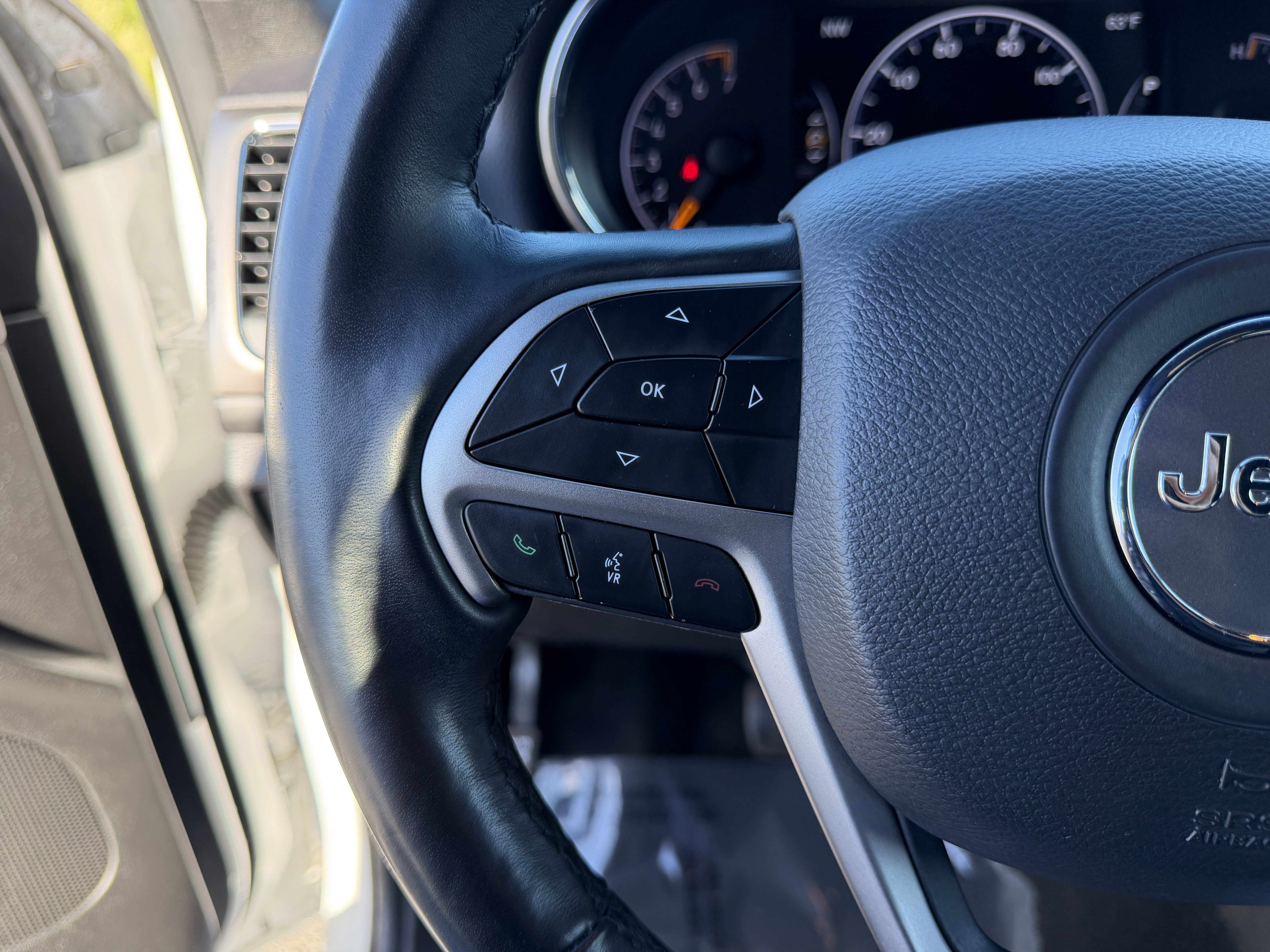 Used 2021 Jeep Grand Cherokee Laredo X image 25