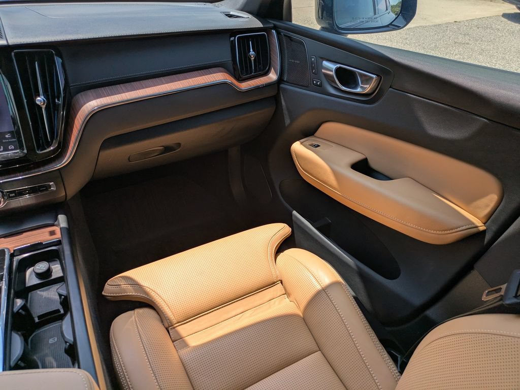 Certified 2024 Volvo XC60 B5 Ultimate w/ Protection Package Premier AWD/4WD image 17