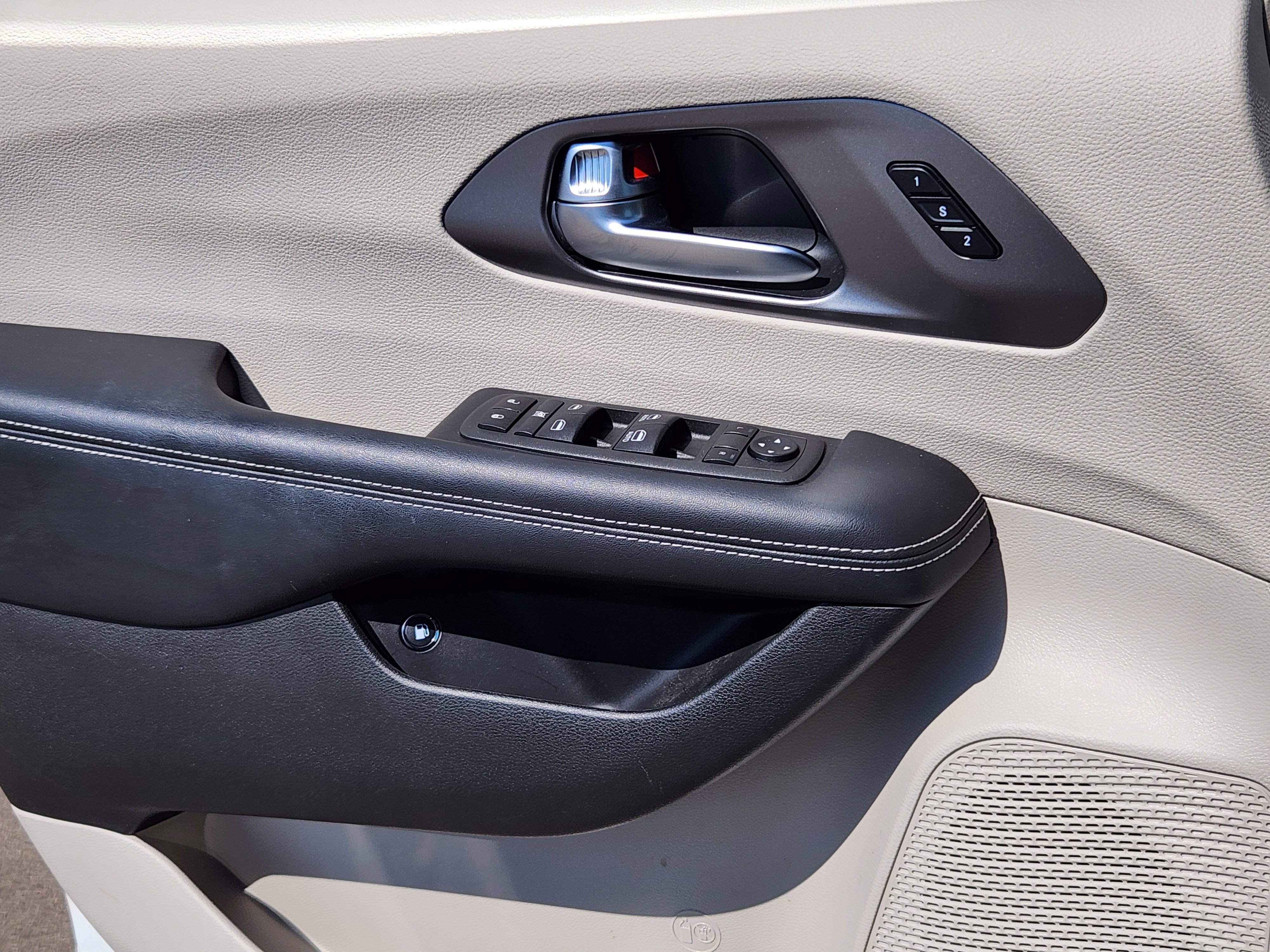 Used 2022 Chrysler Pacifica Touring-L image 7