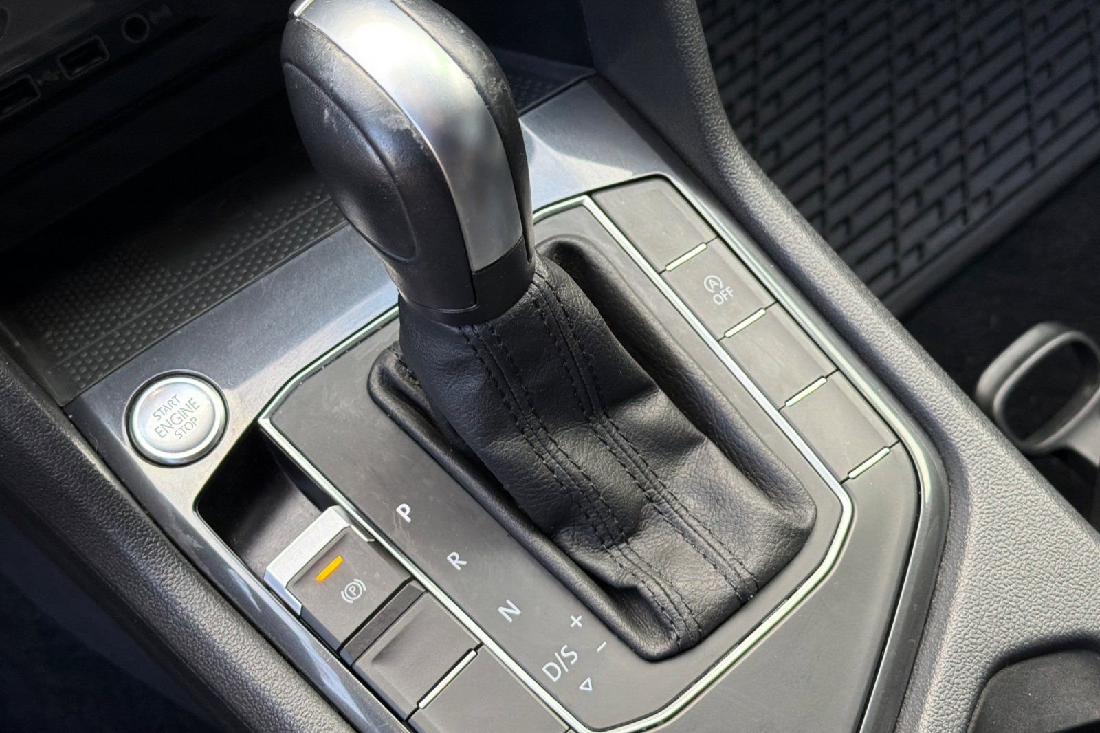 Used 2020 Volkswagen Tiguan SE w/ Panoramic Sunroof Package image 25