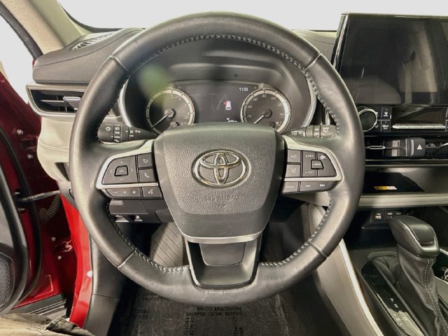 Used 2023 Toyota Highlander XLE FWD image 11