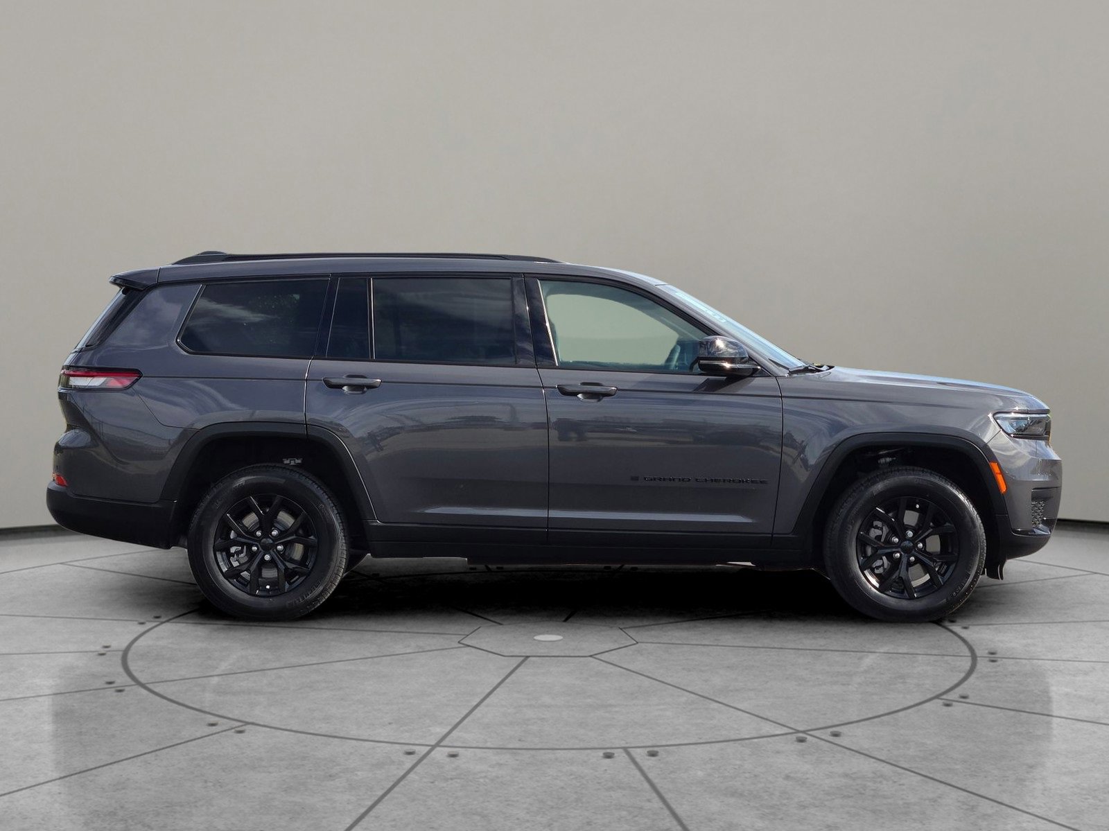 Used 2024 Jeep Grand Cherokee L Laredo image 3