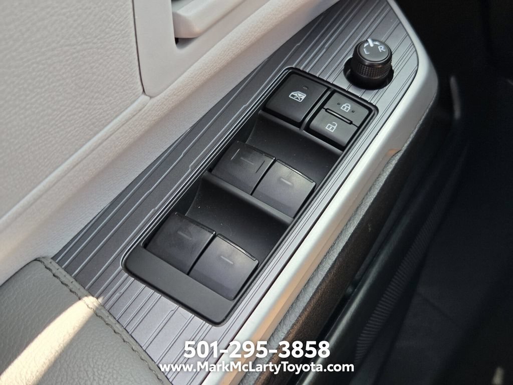 Used 2025 Toyota Sienna LE FWD image 24