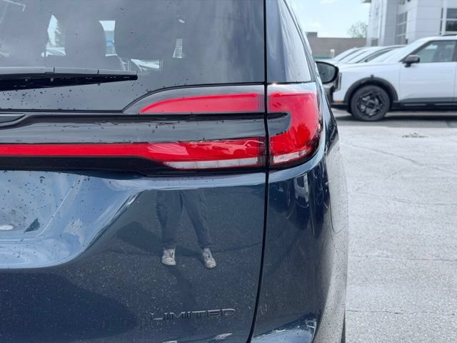 Used 2025 Chrysler Pacifica Limited FWD image 8