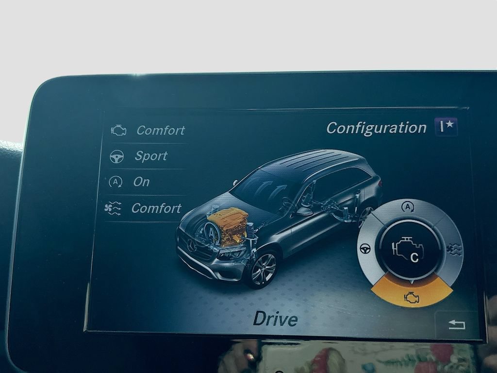 Used 2018 Mercedes-Benz GLC 300 4MATIC w/ Premium Package image 33